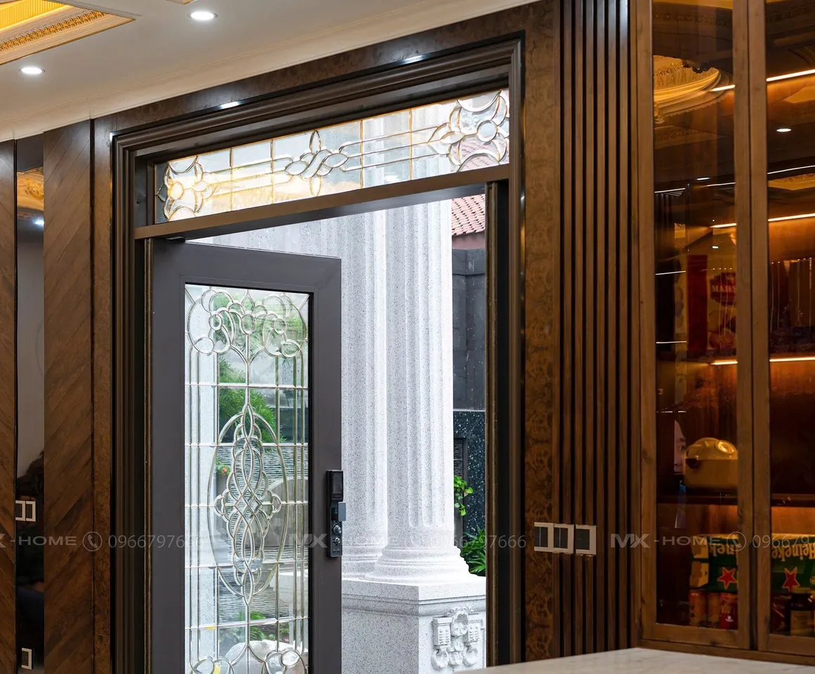 Cửa chính và tủ trưng bày gỗ của biệt thự