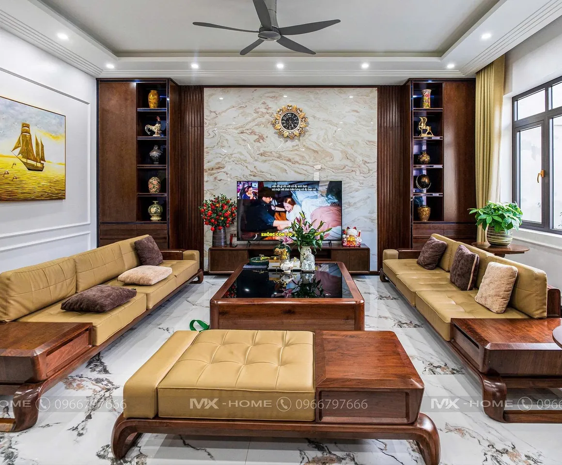 Phòng khách biệt thự với sofa gỗ và tủ trang trí