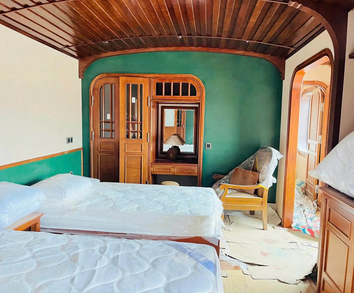 Cabin du thuyền với tủ và trần gỗ đang hoàn thiện