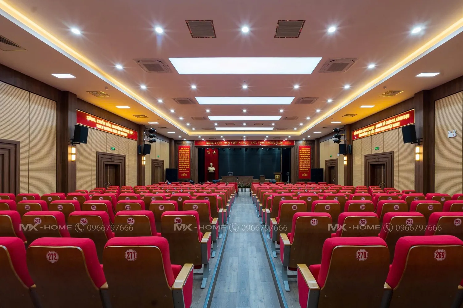 Hội trường công trình công với ghế và vách gỗ
