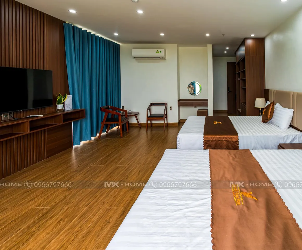 Phòng nghỉ khách sạn Táo Bạo, Uông Bí với kệ tivi gỗ