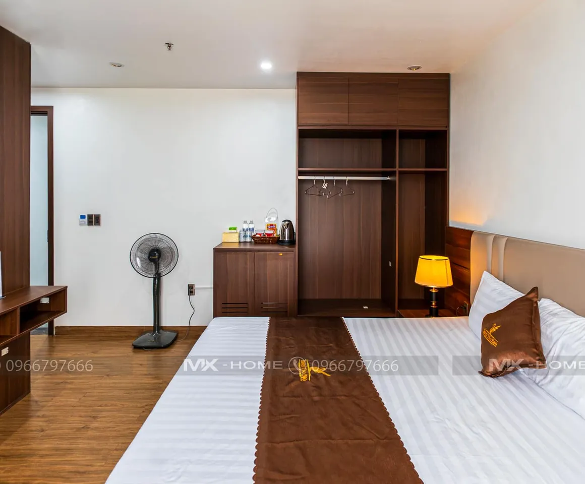 Phòng khách sạn Táo Bạo với tủ áo và đầu giường gỗ