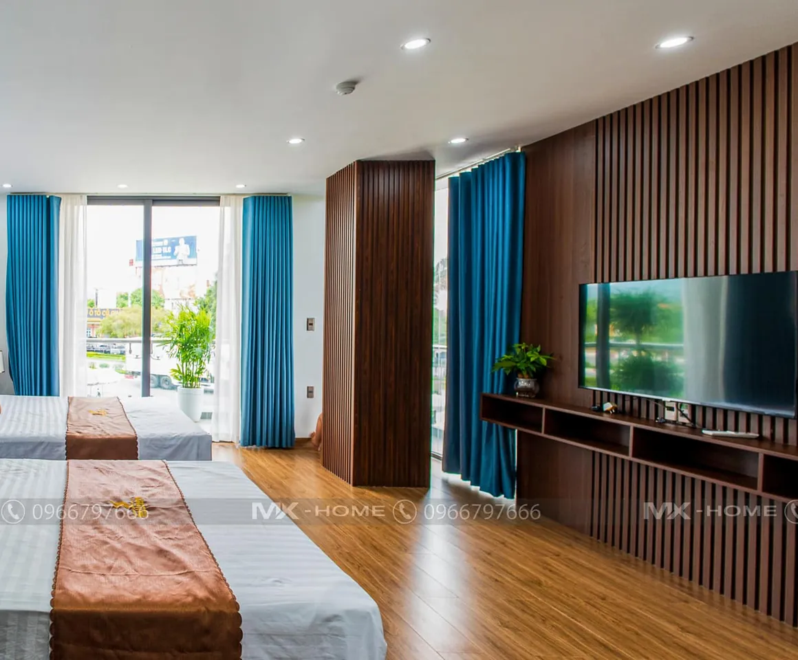 Phòng đôi khách sạn Táo Bạo với vách lam gỗ
