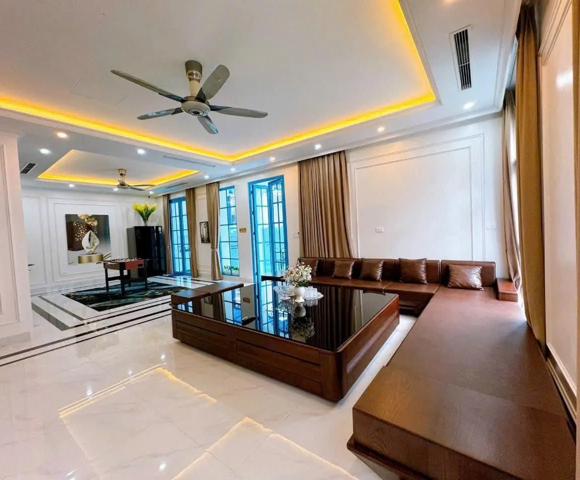 Phòng khách nhà phố với sofa và kệ tivi gỗ