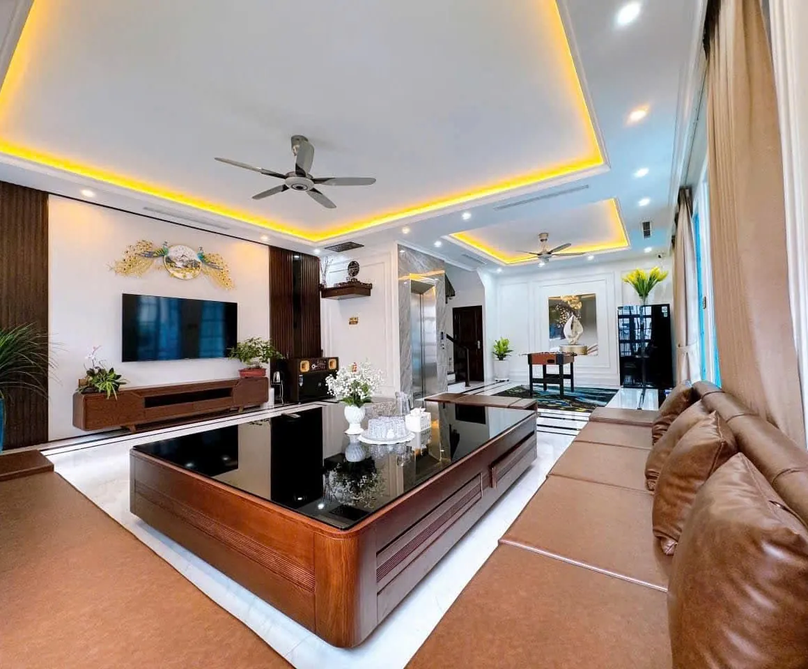 Phòng khách với bàn trà gỗ và trần đèn LED
