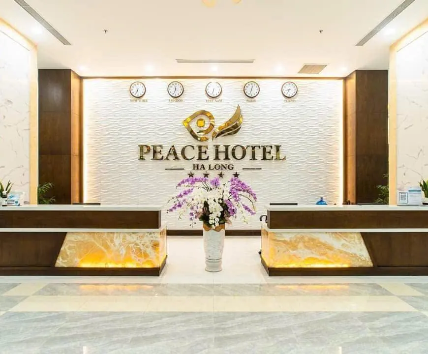 Quầy lễ tân Peace Hotel Hạ Long ốp gỗ và đá