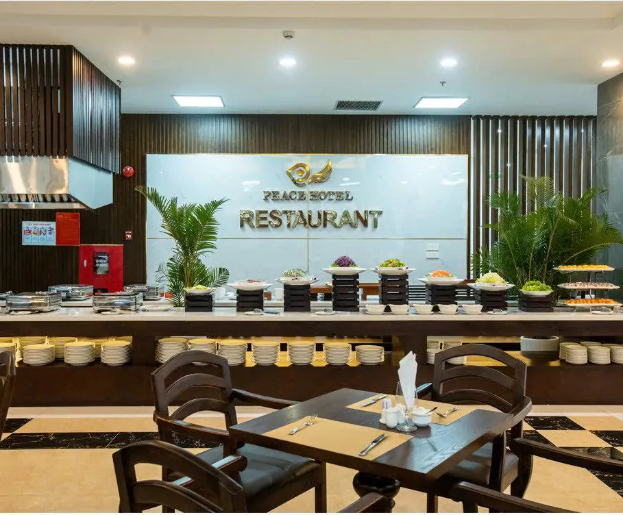Nhà hàng Peace Hotel Hạ Long với vách gỗ