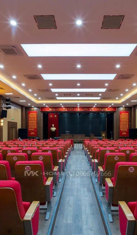 Hội trường Trung tâm Hội nghị tỉnh Quảng Ninh với vách ốp gỗ