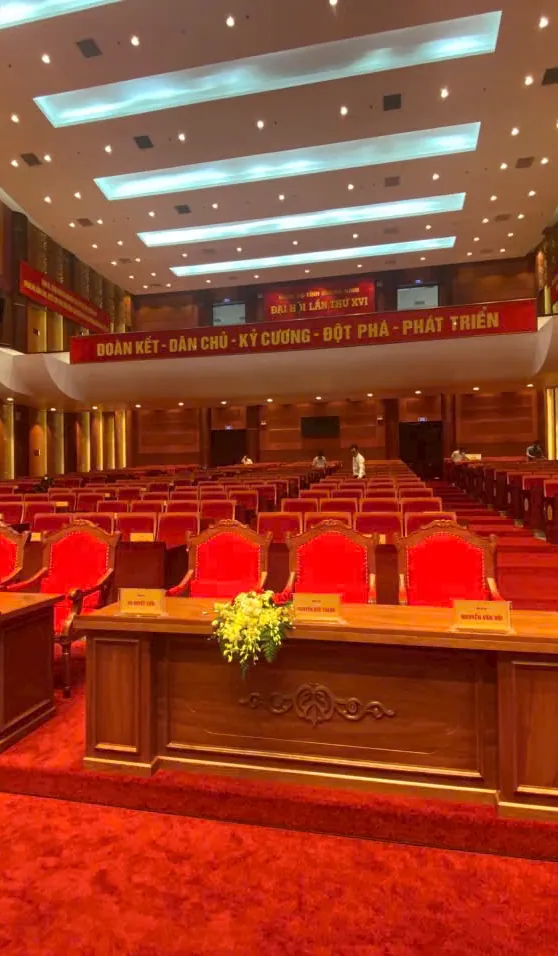 Hội trường UBND tỉnh Quảng Ninh với bàn đại biểu gỗ