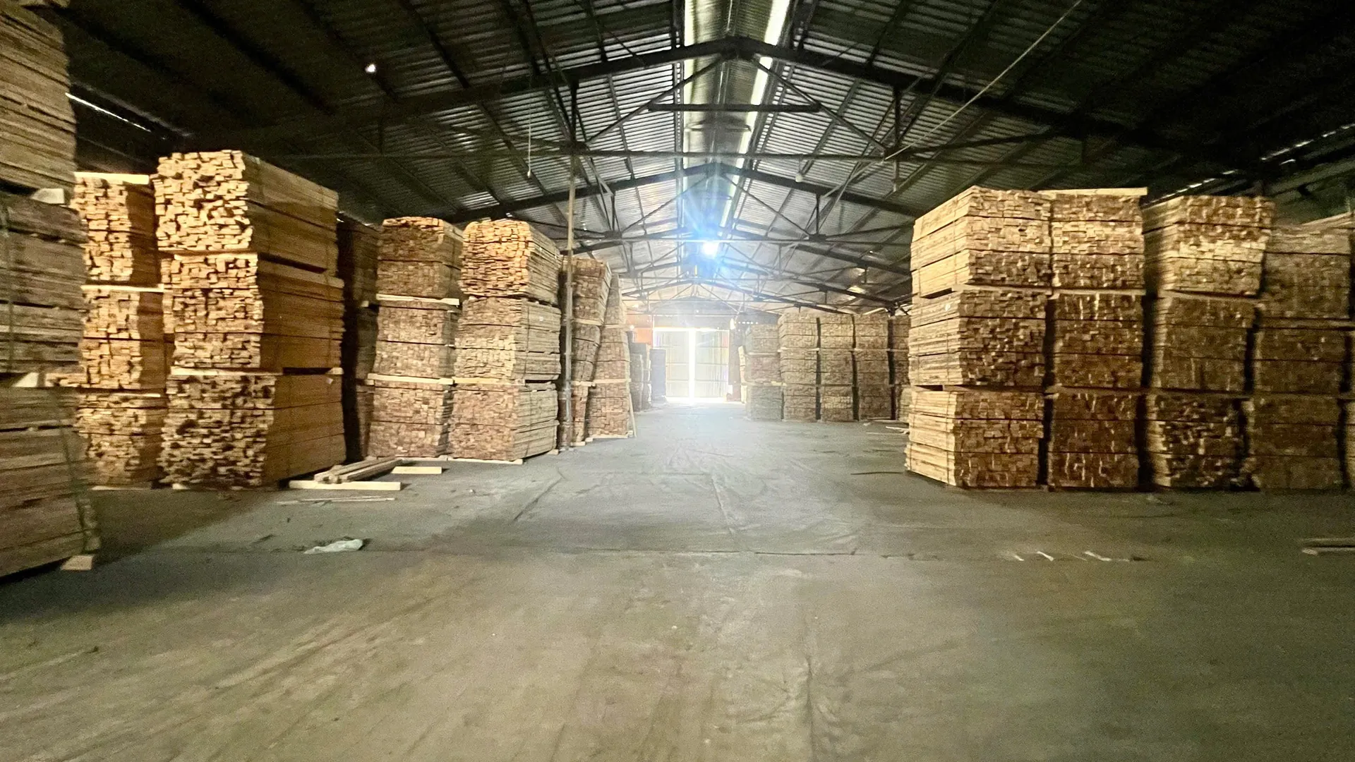Kho gỗ nguyên liệu tại nhà máy Quảng Ninh Wood, Uông Bí