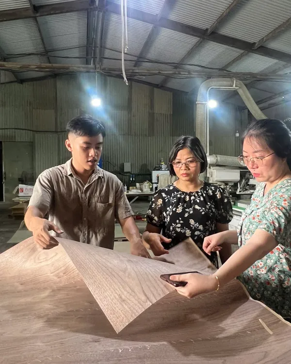 Kiểm tra tấm veneer trước khi ép phủ tại xưởng MX-Home